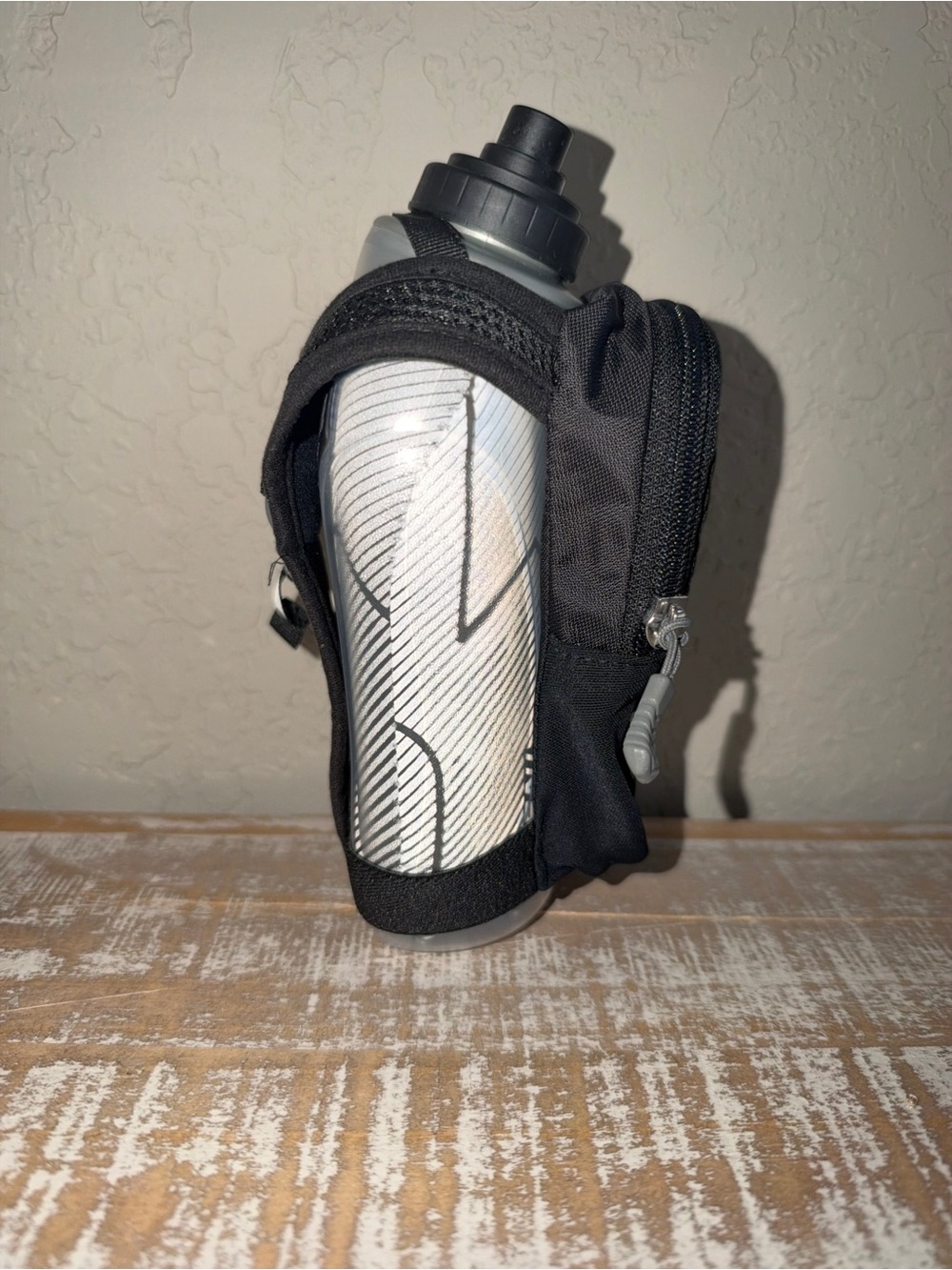 Nathan SpeedDraw Plus Insulated Handheld Water Bottle – Grip-Free Running Flask - Picture 5 of 5
